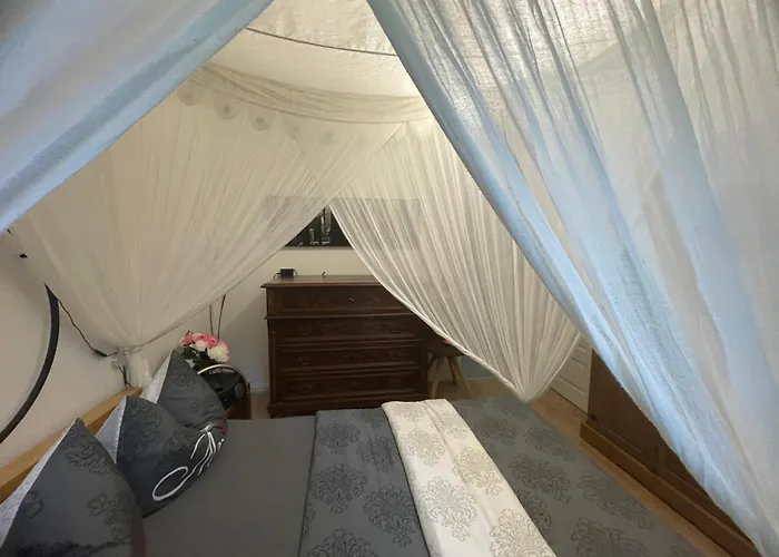 Kaiserzeit Im Himmelbett - Nest Am Karl-heine-kanal Im Kuenstlerviertel Lipsia