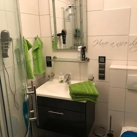 Kaiserzeit Im Himmelbett - Nest Am Karl-heine-kanal Im Kuenstlerviertel Leipzig