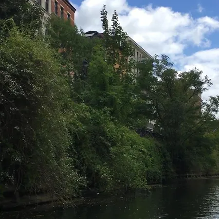 Kaiserzeit Im Himmelbett - Nest Am Karl-heine-kanal Im Kuenstlerviertel Lejlighed