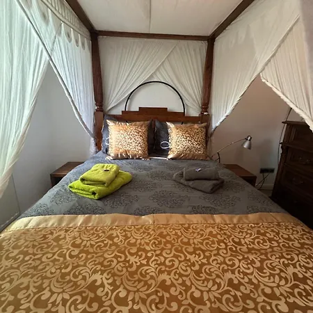 Kaiserzeit Im Himmelbett - Nest Am Karl-heine-kanal Im Kuenstlerviertel *