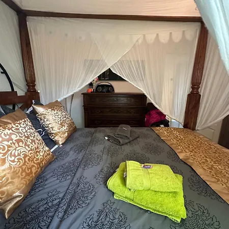 Kaiserzeit Im Himmelbett - Nest Am Karl-heine-kanal Im Kuenstlerviertel Lejlighed